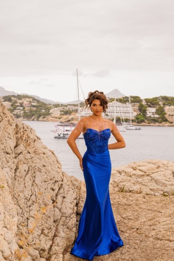 Sculpted Style: The Beauty of Tight Fitting Dresses
