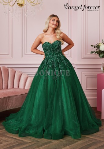 The Emerald Standard: Why This Jewel Tone is the Pinnacle of Prom Elegance